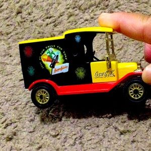 Coca Cola Toys Matchbox 132 Scale 1912 Ford Model T Independence Day Theme 1999